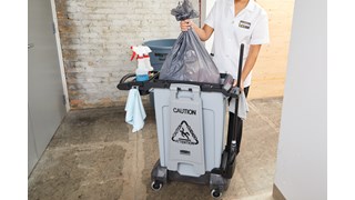 Il porta accessori Rim Caddy Slim Jim® Rubbermaid Commercial è una soluzione creata espressamente per riporre e trasportare i normali utensili per le pulizie durante la raccolta dei rifiuti negli spazi più ristretti.