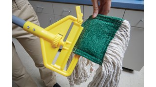 Het duimwiel van de Invader® Side Gate-steel klemt de mop stevig vast; uitsluitend voor gebruik met moppen met headband van 2,5 cm.