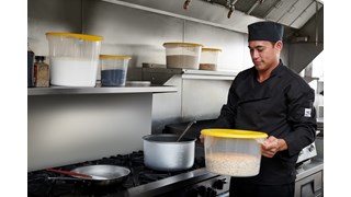 I sette colori dei contenitori e degli strumenti per la preparazione degli alimenti Rubbermaid Commercial riducono il rischio di contaminazioni incrociate in cucina.