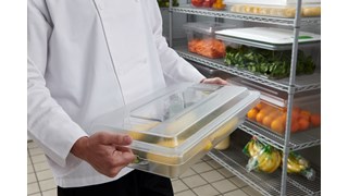 Il coperchio per la vasca per alimenti Rubbermaid Commercial riduce i costi legati agli sprechi di cibo.