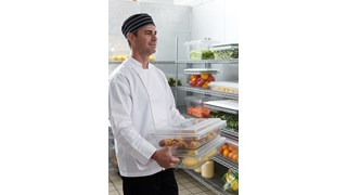 La tapa para la caja de almacenamiento de alimentos Rubbermaid Commercial reduce los costes de deterioro de los alimentos.