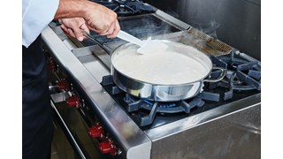 I sette colori dei contenitori e degli strumenti per la preparazione degli alimenti Rubbermaid Commercial riducono il rischio di contaminazioni incrociate in cucina.