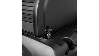 Il carrello delle pulizie a elevata sicurezza è provvisto di ruote silenziose e ruote con cuscinetti a sfera, oltre a una copertura e sportelli integrati con serratura per la massima sicurezza.