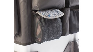 De Slim Jim® Caddy-zak van Rubbermaid Commercial optimaliseert de ruimte door alle benodigdheden een plek te geven op de kar en het vervangen van de zakken te vereenvoudigen.