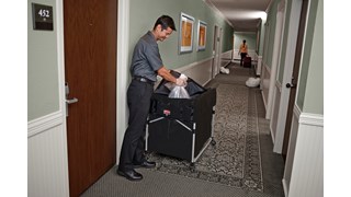 La copertura Rubbermaid Commercial per il carrello pieghevole X-Cart presenta diversi scomparti per tenere a portata di mano gli accessori e i prodotti per la pulizia più utilizzati.
