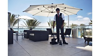 Het Rubbermaid Commercial Executive Series Lobby Pro® Plastic staande stofblik met deksel is ideaal voor gebruik in uw hotellobby, restaurantlobby of banketzaal.