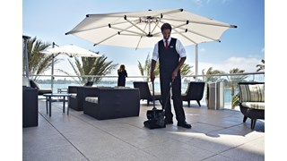 La paletta con manico in plastica Lobby Pro® Executive Series Rubbermaid Commercial con coperchio è l'ideale nelle lobby degli hotel e dei ristoranti e nelle sale banchetti.