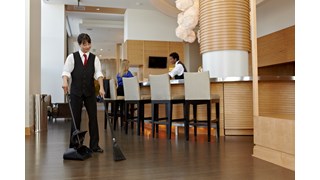 El recogedor vertical con tapa de plástico Rubbermaid Commercial Executive Series Lobby Pro® es ideal para su uso en el vestíbulo, el restaurantes o la sala de actos de su hotel.