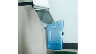 Il secchio per il ghiaccio Rubbermaid Commercial con gancio consente di trasportare il ghiaccio in modo sicuro e igienico.