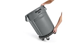 BRUTE® Dolly van Rubbermaid Commercial transporteert BRUTE® -containers van 75, 121, 168 en 208 liter op een gemakkelijke, efficiënte en snelle manier.