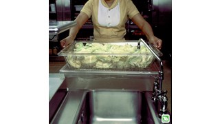 Il gocciolatoio Rubbermaid Commercial è una vaschetta di scolo trasparente e antirottura che consente di scongelare o marinare gli alimenti.