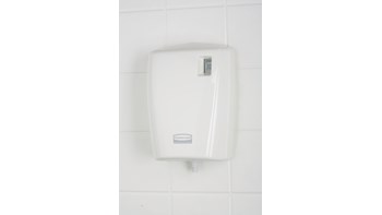 De AutoClean®-dispensers verdelen automatisch een vooraf ingestelde hoeveelheid van een krachtige en hygiënische oplossing die zowel de zichtbare oppervlakken als de niet-zichtbare delen zoals buizen en afvoerpijpen schoonmaakt. Het resultaat: uw toiletten en urinoirs zijn schoon en fris en zien ter netjes uit.