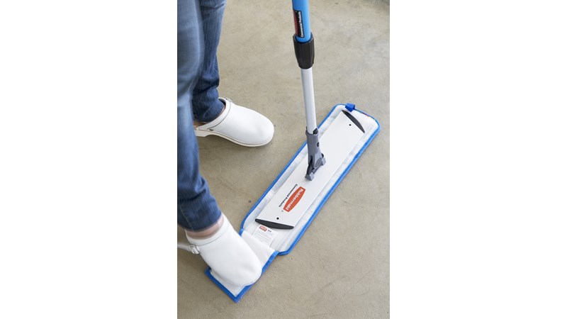 The Rubbermaid Commercial HYGEN™ Wet Pads with Scrubber are constructed of premium split nylon/polyester blend Microfibre with an attached scrubber that provides optimal wet mopping performance.