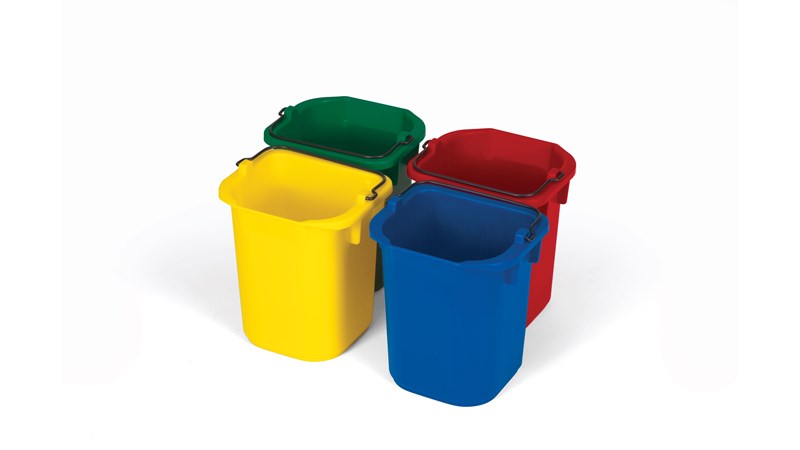 El pack de cuatro cubos Rubbermaid Commercial de 4,7 l reduce el riesgo de contaminación cruzada. Disponible en cuatro colores (azul, rojo, amarillo, verde).