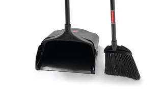 The Rubbermaid Commercial Executive Lobby Broom with Vinyl Handle is great for sweeping and cleaning in restaurants, Shopping Centres, Reception Areas, and more.