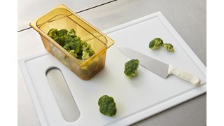 Les bacs ultrarésistants pour aliments chauds sont disponibles dans les tailles Gastronorm standard.  Ils sont adaptés aux tables à vapeur et aux fours à micro-ondes.