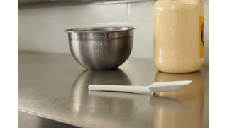 Cette spatule cuillère multi-usages de 24 cm est conçue pour prendre, racler et étaler des préparations froides.