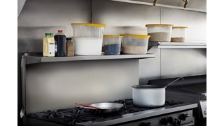 Les outils de conservation et de préparation Rubbermaid se déclinent en sept couleurs pour réduire la contamination croisée en cuisine.