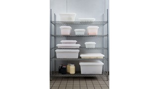 La tapa para la caja de almacenamiento de alimentos Rubbermaid Commercial reduce los costes al prevenir el deterioro de los alimentos.