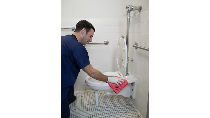 The Rubbermaid Commercial HYGEN™ cloths with built-in scrubbers deliver debris removal when dust cleaning and better liquid absorption for damp cleaning.