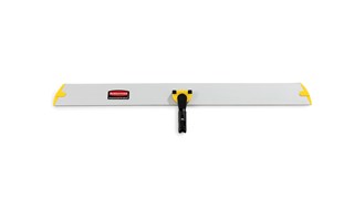 Die HYGEN™-Quick-Connect-Halter von Rubbermaid Commercial bieten ein flaches Profil und passen leicht unter Möbel und Geräte.
