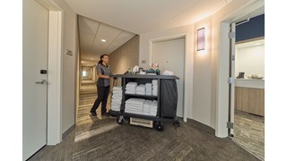 Le chariot de ménage exécutif pleine grandeur est une solution système complète pour le ménage avec une collection de sacs doubles en option et des étagères réglables.