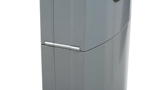 Metropolitan ist ein eleganter, komplett aus Metall gefertigter Standascher mit hohem Fassungsvermögen.
