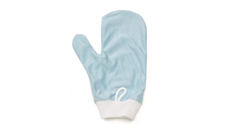 Die HYGEN™ Mikrofaser-Handschuhe von Rubbermaid Commercial sind doppelseitig, um die Reinigung von Ritzen und unebenen Flächen zu erleichtern.