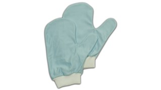 Los guantes de microfibra Rubbermaid Commercial HYGEN™ son de doble cara para facilitar la limpieza en grietas y en superficies irregulares.
