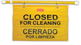 Das „Closed For Cleaning“-Hängeschild (Wegen Reinigung geschlossen) ist an einer Teleskopstange angebracht, um Türen und Eingänge bis zu einer Breite von 127 cm abzusperren; ANSI-/OSHA-konforme Farbe