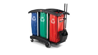 Ce chariot de ménage Rubbermaid accueille trois sacs en vinyle grande capacité de 129 l qui assure le tri sélectif des déchets.