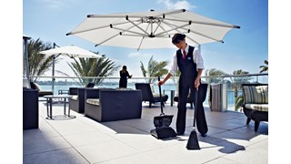 Die Kunststoff-Standkehrschaufel der Executive-Serie von Rubbermaid Commercial mit Deckel ist ideal für den Einsatz in Ihrer Hotel-, Restaurant-Lobby oder in Konferenzsälen.