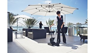 El recogedor vertical con tapa de plástico Rubbermaid Commercial Executive Series Lobby Pro® es ideal para su uso en el vestíbulo, el restaurantes o la sala de actos de su hotel.