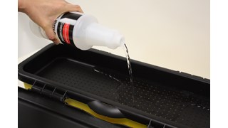 La cubeta de carga de microfibra con tamiz Rubbermaid Commercial HYGEN™ está diseñada para permitir a los usuarios humedecer las mopas de manera eficaz y ergonómica.