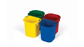 El pack de cuatro cubos Rubbermaid Commercial de 4,7 l reduce el riesgo de contaminación cruzada. Disponible en cuatro colores (azul, rojo, amarillo, verde).