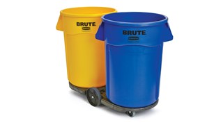 Two twist locks hold containers securely and unlock easily for unloading, allowing easy transport of two loaded 76 l, 121 l, 167 l BRUTE® containers for increased productivity.
