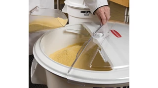 The Rubbermaid Commercial ProSave® s Liding  Lid and scoop for 76 L BRUTE® ingredient container
