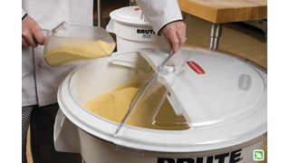 The Rubbermaid Commercial ProSave® sliding Lid and scoop for 76 l BRUTE® ingredient container